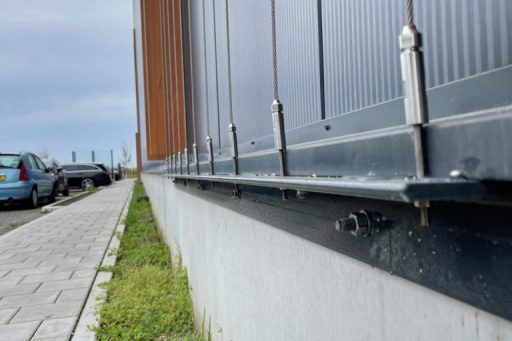 VDG – verticale kabels op hoeklijnen aan sandwich gevel – Systabo – Schiphol - Carl Stahl Green Walls